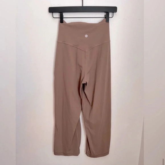 Lululemon Align Wide Leg Super-High-Rise Crop *23"
Cacao Size 6 - Picture 4 of 6